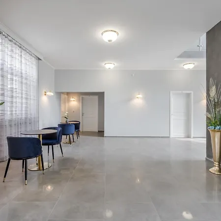 Clariss Pool & Center