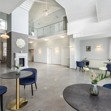 Отель Clariss Pool & Center