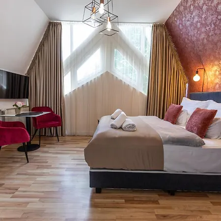 Clariss Pool & Center Отель Балатональмади