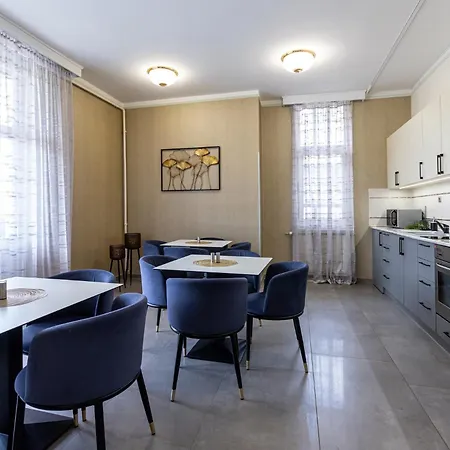 Clariss Pool & Center