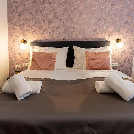 Отель Clariss Pool & Center