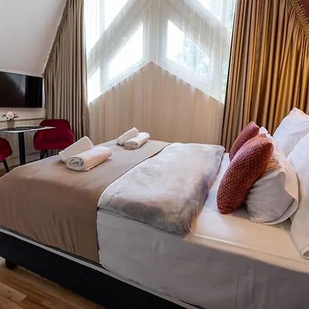 Отель Clariss Pool & Center