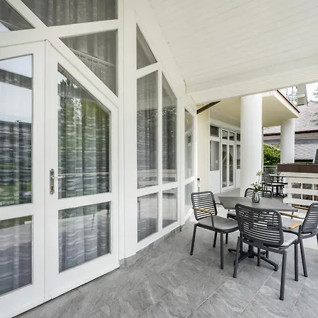 Отель Clariss Pool & Center