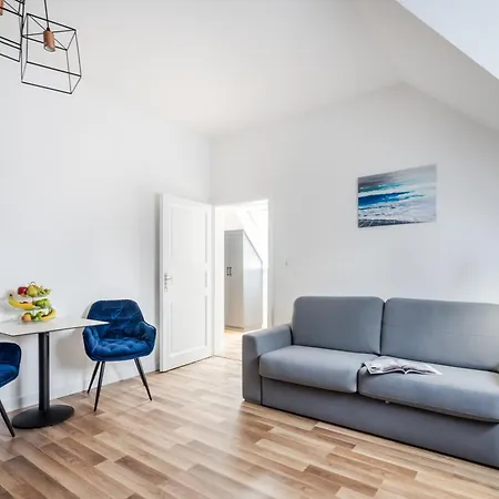 Clariss Pool & Center