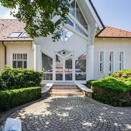 Clariss Pool & Center 4* Balatonalmadi