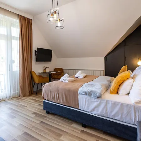 Clariss Pool & Center